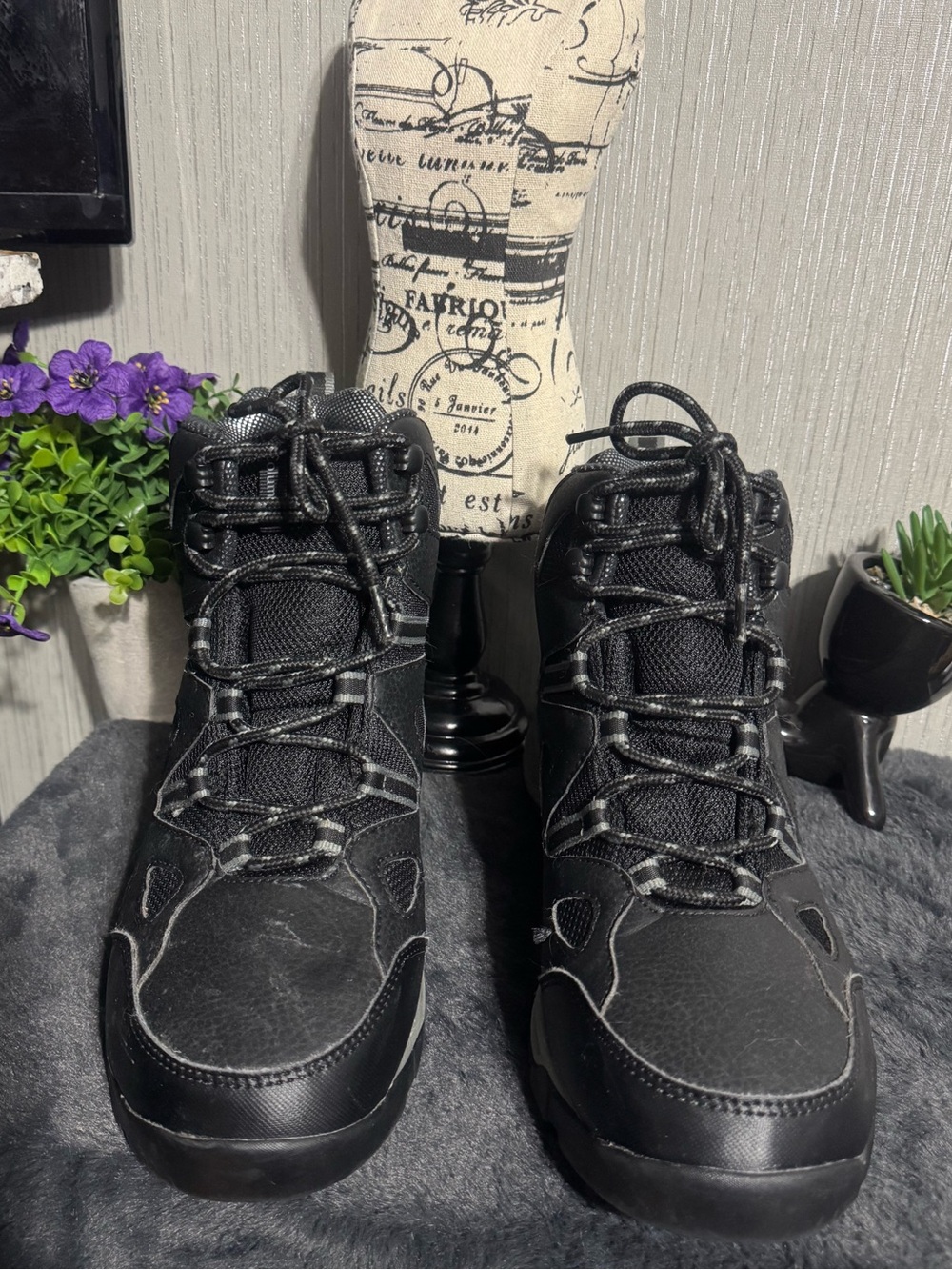 Columbia Men's Black Lace-Up waterproof Hiking Boots